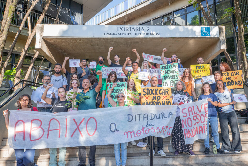Manifestantes na escadaria da Câmara Municipal de Belo Horizonte, portaria 2 Foto: Abraão Bruck/CMBH 