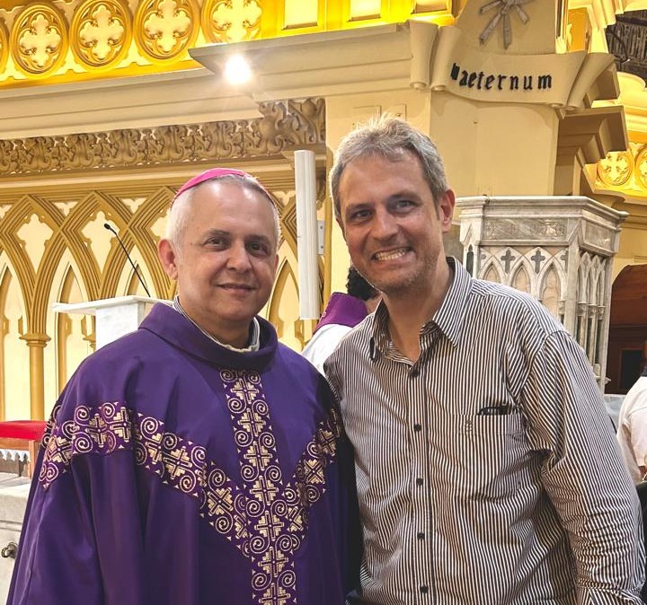 Vereador Sérgio Fernando ao lado do Monsenhor Eugênio Barbosa Martins na Igreja Nossa Senhora da Boa Viagem