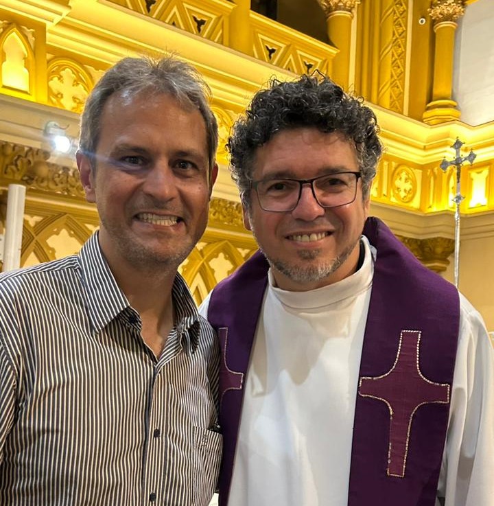 Vereador Sérgio Fernando com Padre Marcelo Carlos da Silva, pároco da Igreja N. Sra. da Boa Viagem