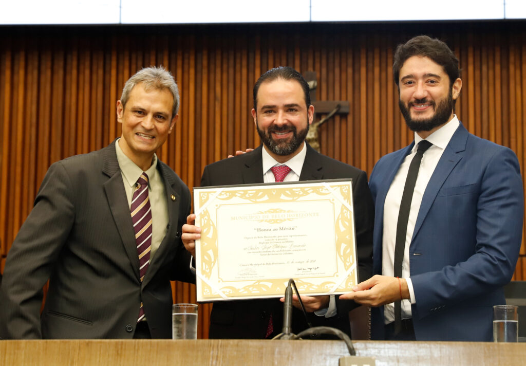 Sérgio Leonardo recebe o título de Honra ao Mérito das mãos do vereador Sérgio Fernando