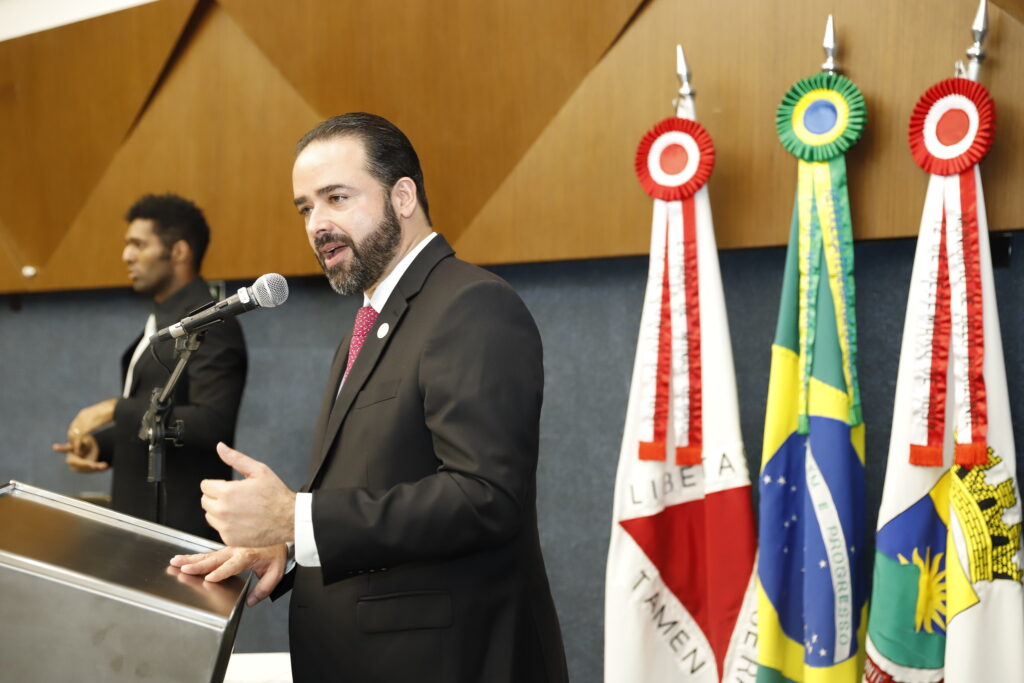 Sérgio Leonardo discursando na solenidade do título de Honra ao Mérito pela Câmara Municipal de BH