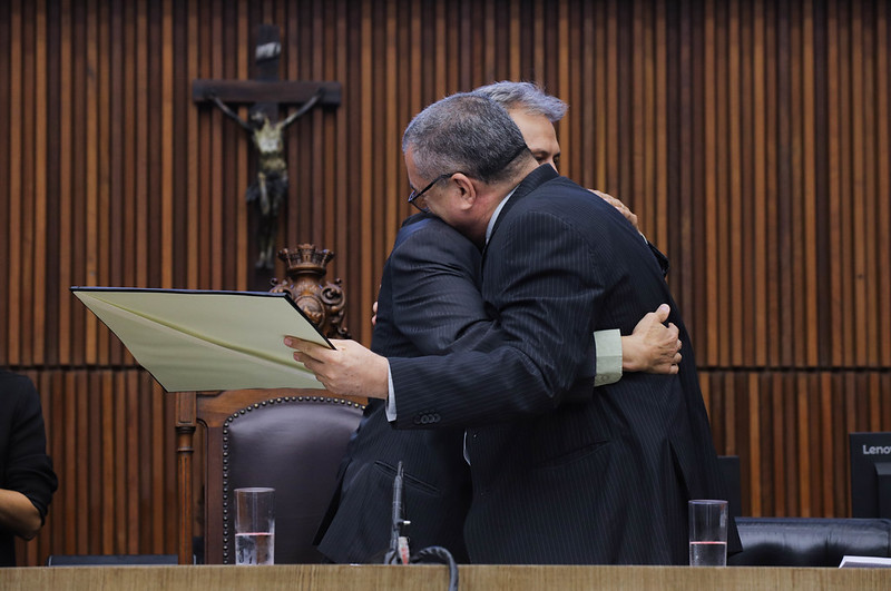 Abraço entre o vereador Sérgio Fernando e o padre José Carlos Rezende - foto Dara Ribeiro CMBH