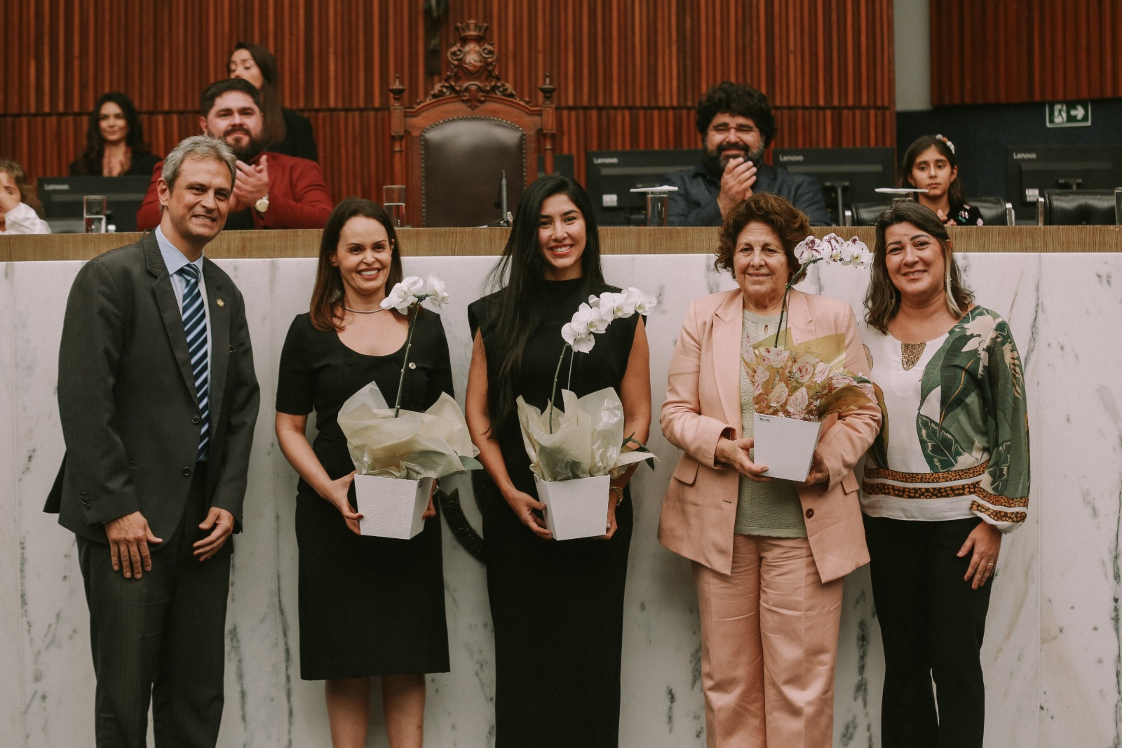 Homenagem César Menotti e Fabiano - CMBH jul2024 -entrega flores