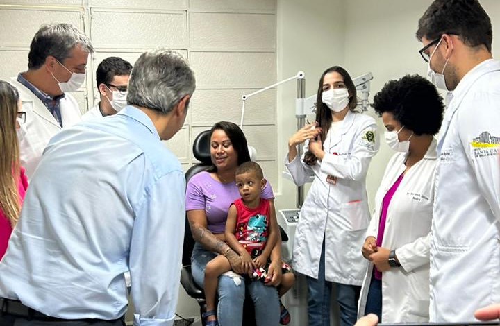 Sérgio Fernando conhece estrutura da oftalmologia infantil da Santa Casa