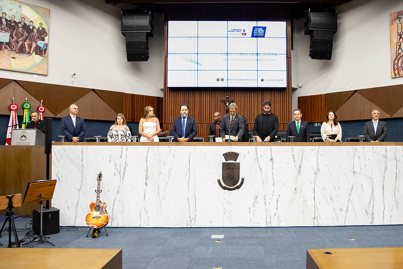 Autoridades compõem a mesa de honra em solenidade de cidadania honorária ao desembargador Ramom Tácio